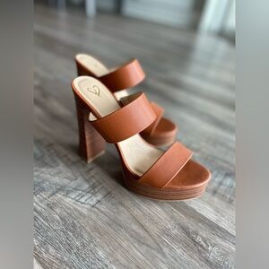 NEW Never worn brown wooden platform sandal heels